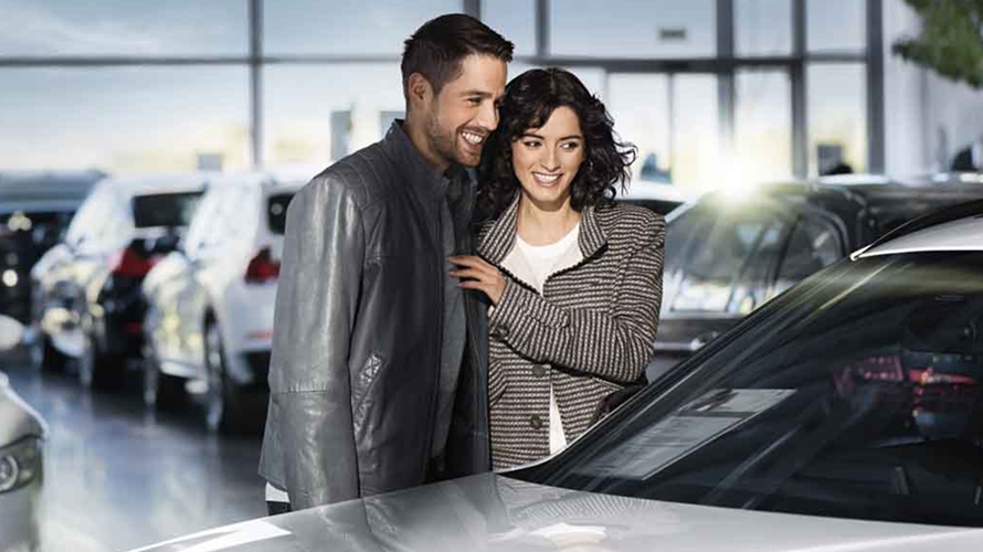 Kobieta i mężczyzna przy BMW ubezpieczenia BMW Financial Services, leasing BMW, Kobieta i mężczyzna przy BMW ubezpieczenia