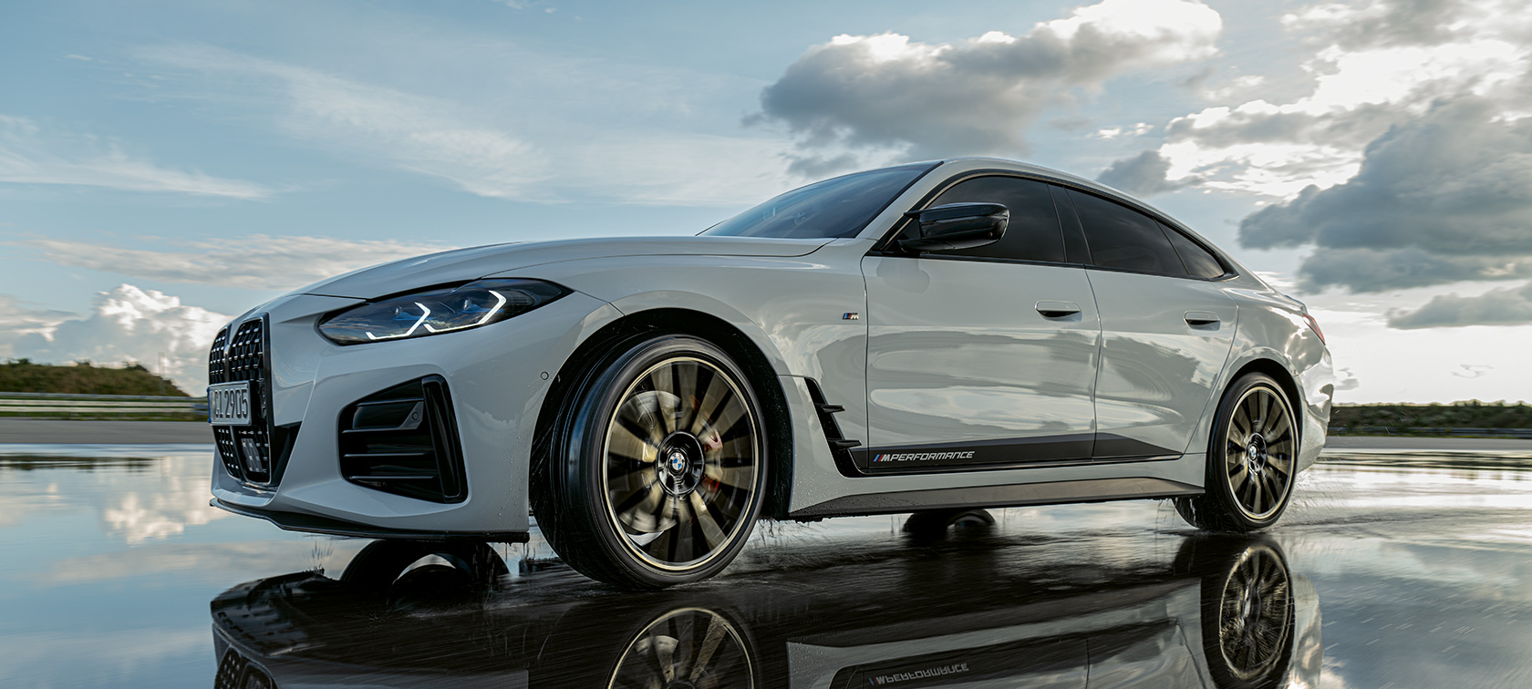 BMW M440i na mokrej, odbijającej nawierzchni. BMW M440i na mokrej, odbijającej nawierzchni.