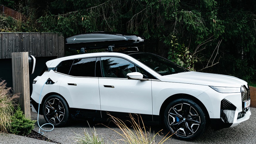 BMW iX ładuje się przy pomocy wallboxa. BMW iX ładuje się przy pomocy wallboxa.