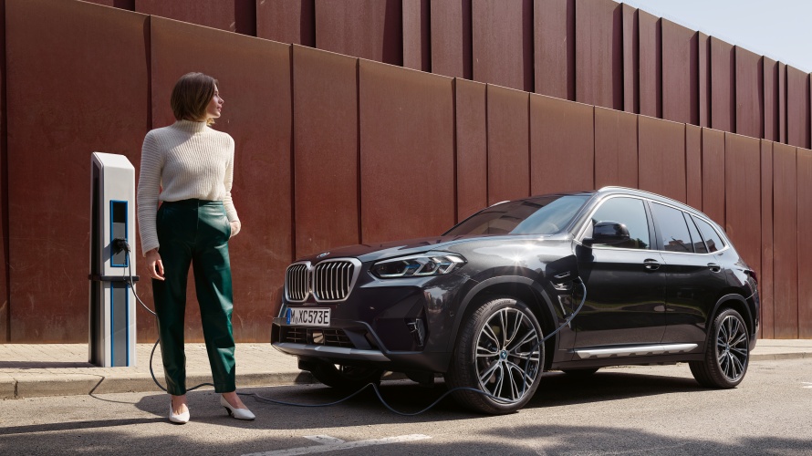 BMW X3 G01 trzecia generacja widok z boku podczas postoju Modele BMW X BMW X3 G01 trzecia generacja widok z boku podczas postoju
