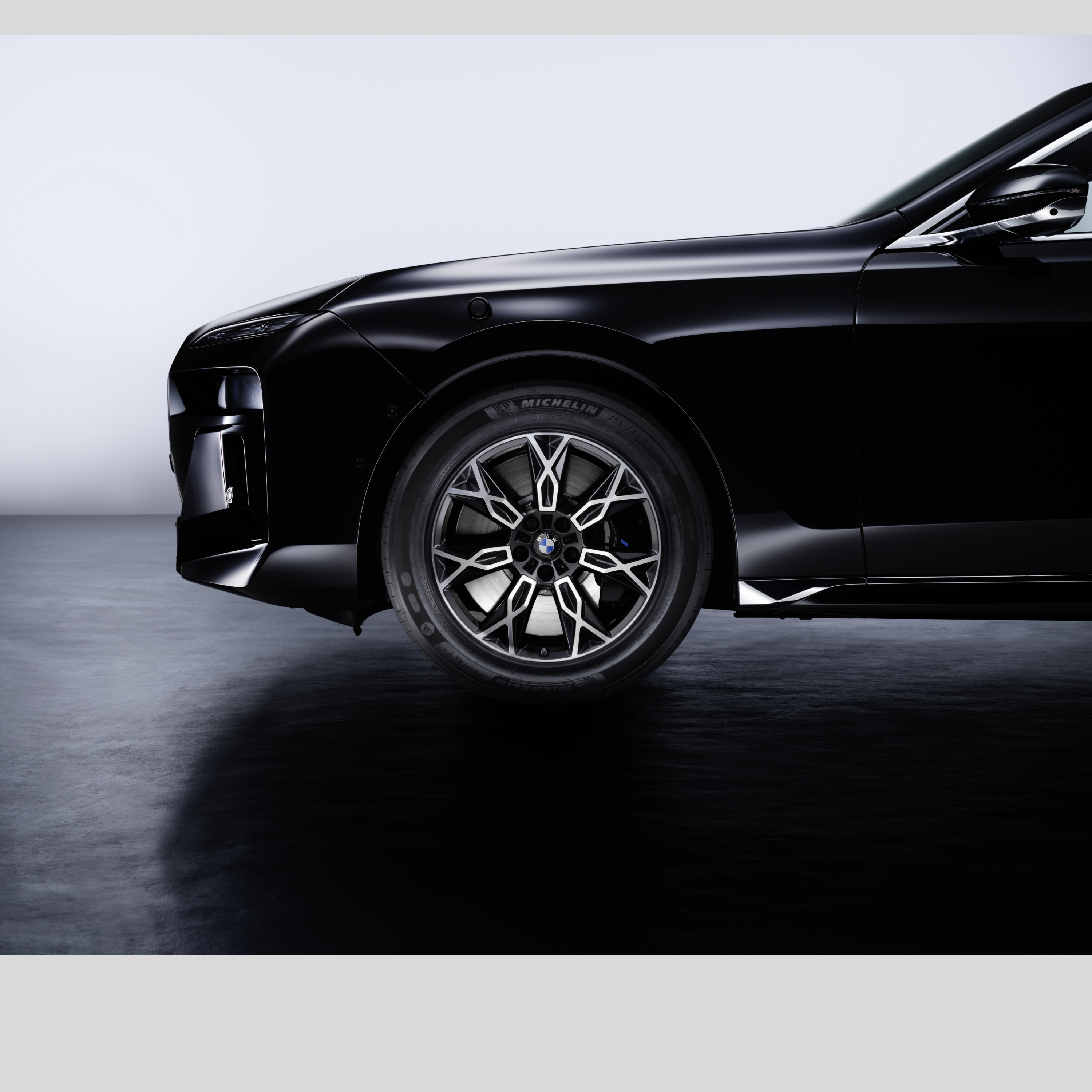 Koło przednie BMW ze szczegółowym widokiem opony