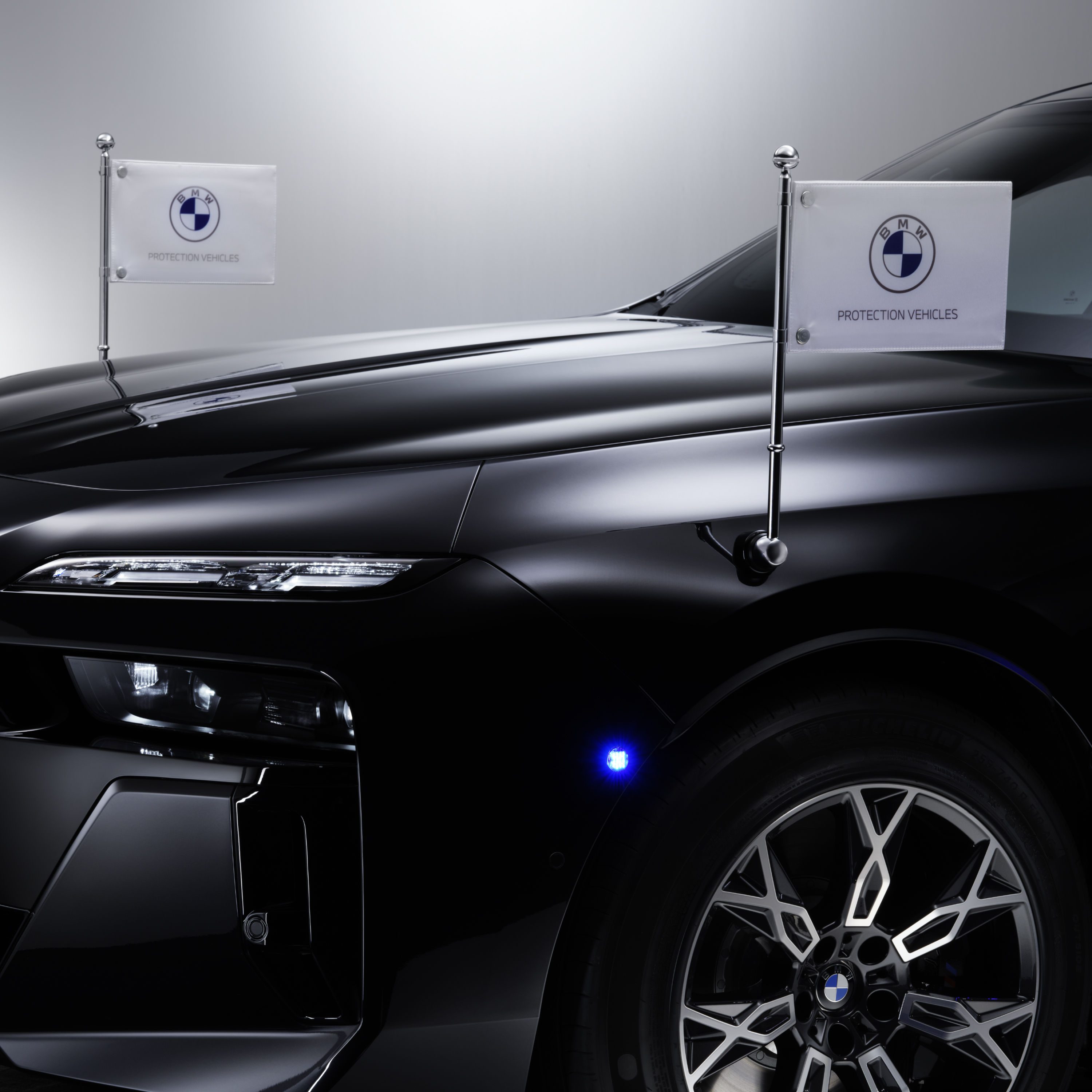 BMW z dwoma uchwytami na proporczyk z przodu w widoku szczegółowym