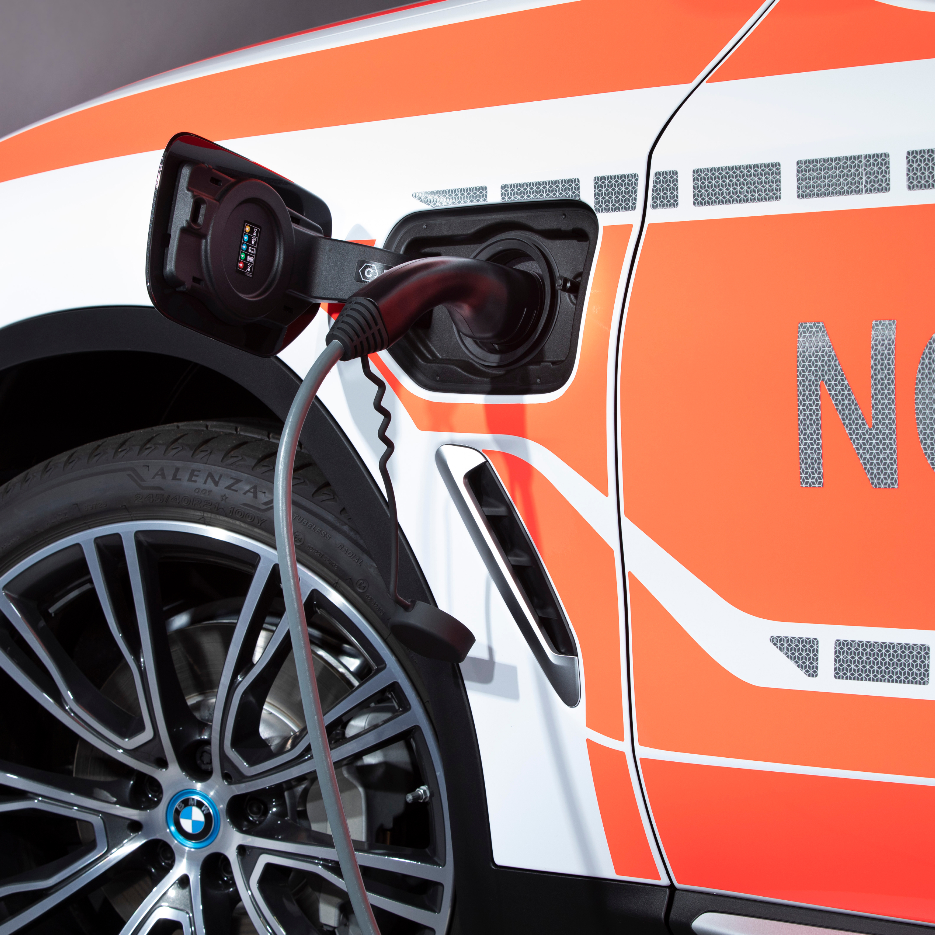 Pojazd uprzywilejowany BMW w wersji hybrydowej plug-in jest ładowany, widok szczegółowy kabla ładowania
