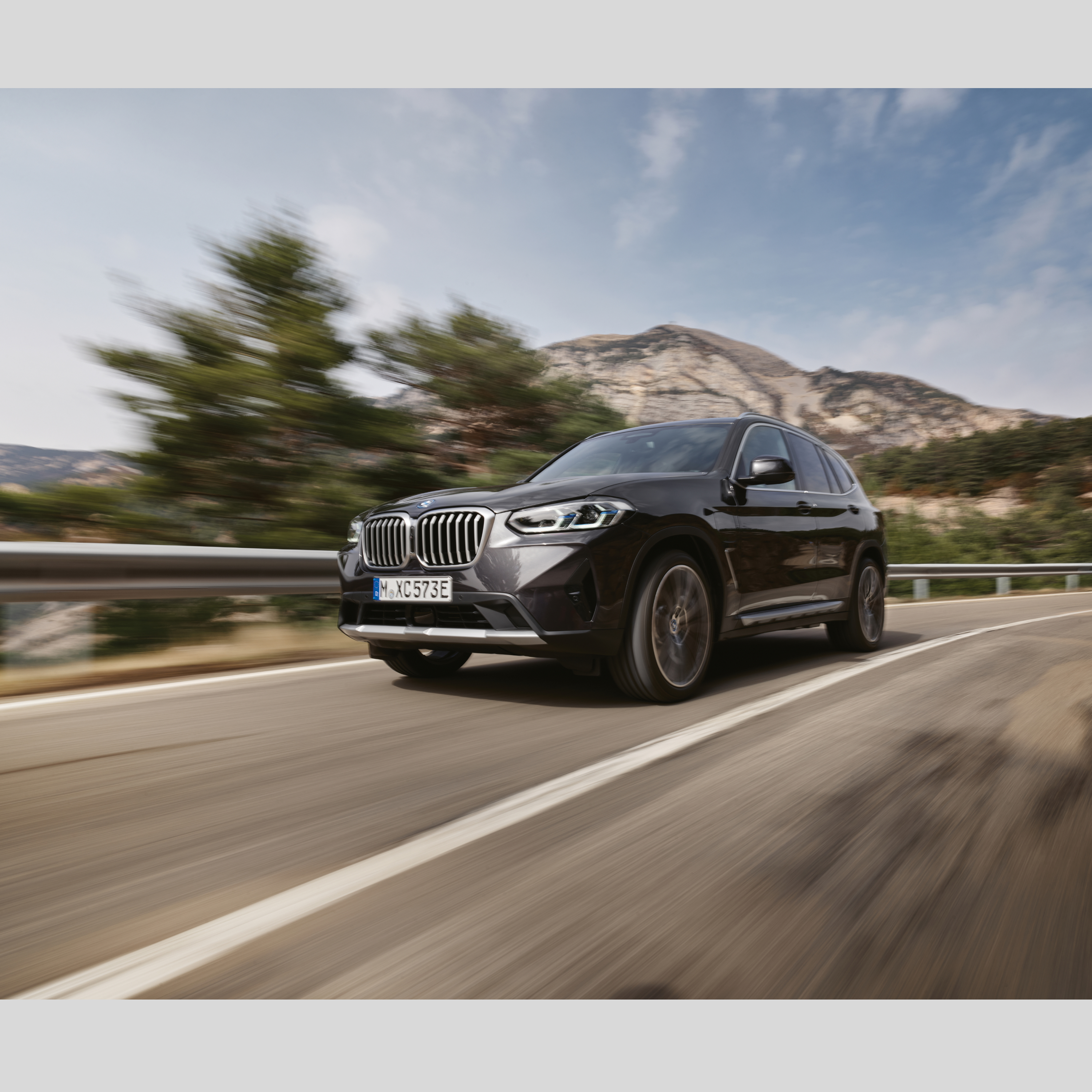 Pojazd uprzywilejowany BMW jedzie po ulicy