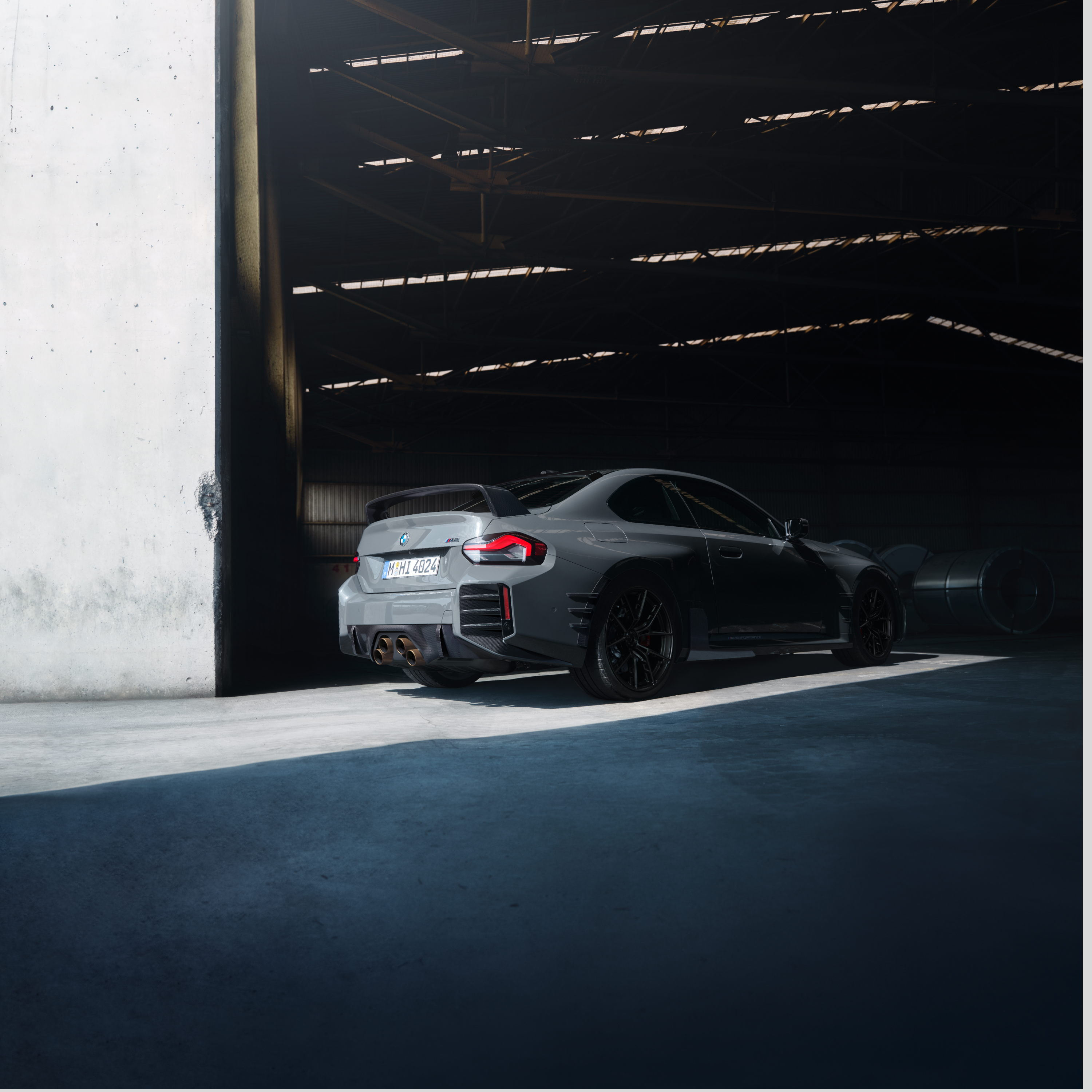 BMW stoi przed bramą dużej hali