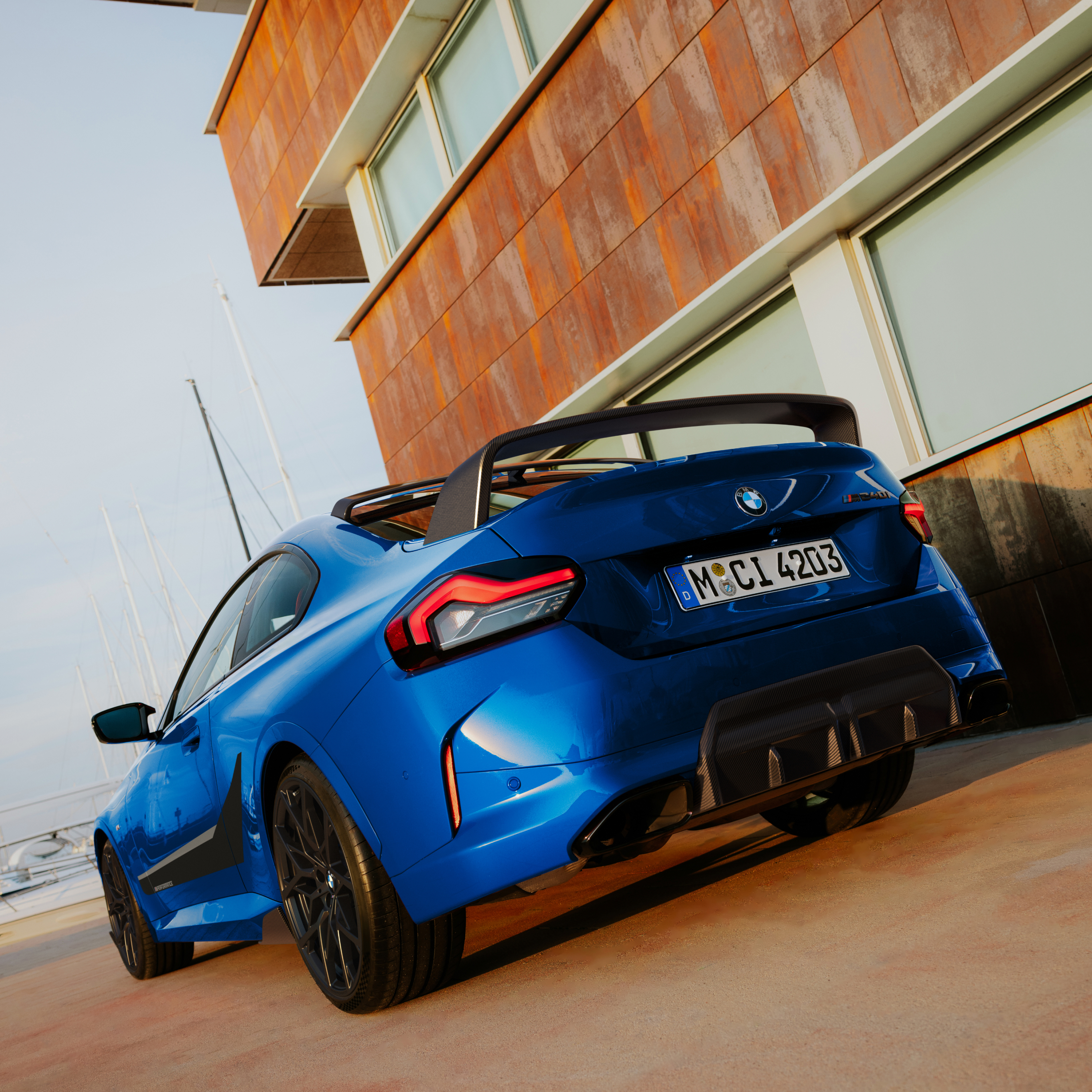 BMW ze spojlerem tylnym M Performance stoi przed domem