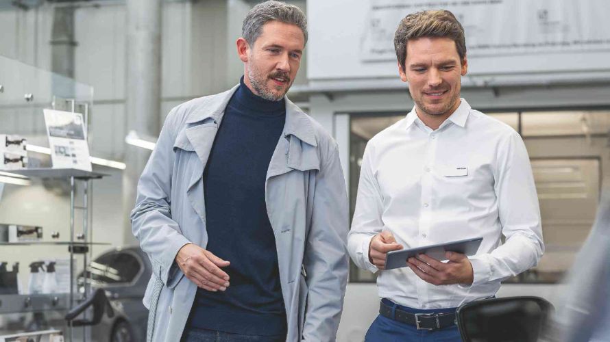 Kobieta z tabletem, mężczyzna montujący bagażnik dachowy BMW BMW Financial Services, leasing BMW, Kobieta z tabletem, mężczyzna montujący bagażnik dachowy BMW