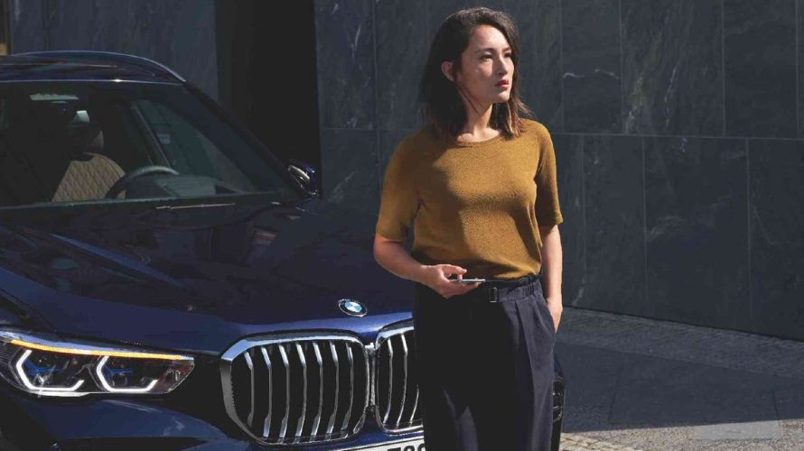 Kobieta i mężczyzna przy BMW ubezpieczenia BMW Financial Services, leasing BMW, Kobieta i mężczyzna przy BMW ubezpieczenia