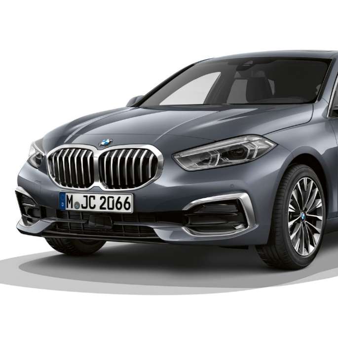 BMW serii 1, model Luxury Line, w metalizowanym kolorze Storm Bay, zdjęcie studyjne, przedni półprofil.