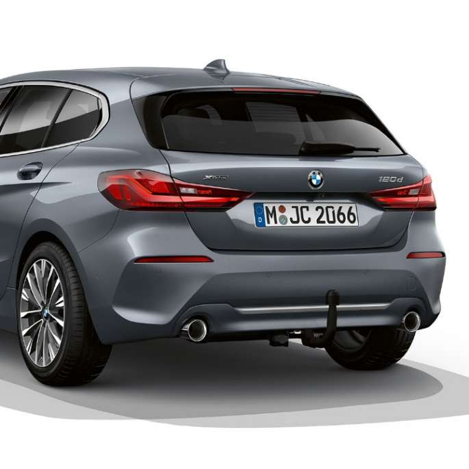 BMW serii 1, model Luxury Line, w metalizowanym kolorze Storm Bay, zdjęcie studyjne, tylny półprofil.