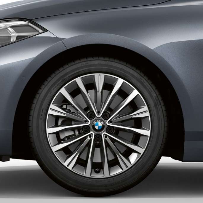 BMW serii 1, model Luxury Line, w metalizowanym kolorze Storm Bay, przód z boku z 17-calową obręczą ze stopów lekkich Multi Spoke 547.