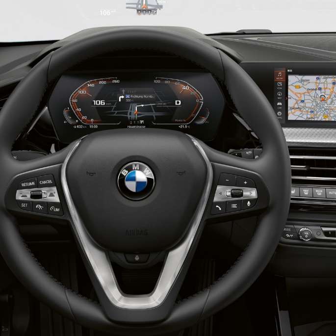 BMW serii 1, model Luxury Line, kokpit ze sportową kierownicą skórzaną.
