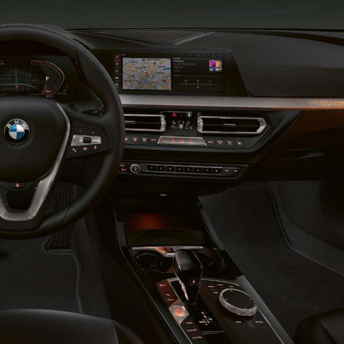 BMW serii 1, model Luxury Line, listwy ozdobne „Illuminated Nizza”.
