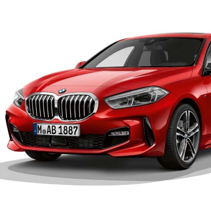 BMW serii 1, model M Sport, w metalizowanym kolorze czerwień Melbourne, zdjęcie studyjne, przedni półprofil.