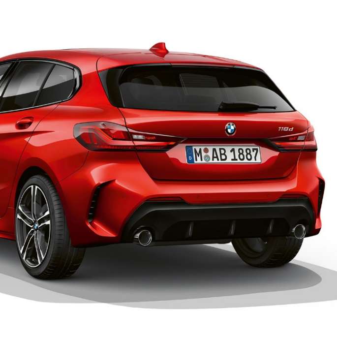 BMW serii 1, model M Sport, w metalizowanym kolorze czerwień Melbourne, zdjęcie studyjne, tylny półprofil.