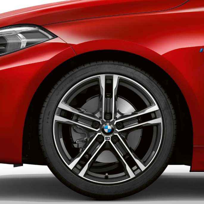 BMW serii 1, model M Sport, w metalizowanym kolorze czerwień Melbourne, przód z boku, z 17-calową obręczą ze stopów lekkich Double Spoke 550 M Bicolor.