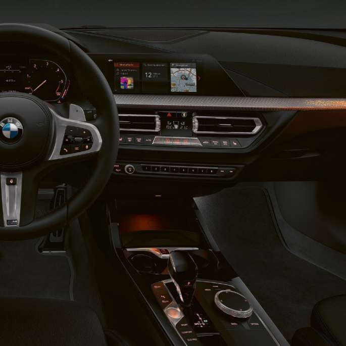 BMW serii 1, model M Sport, listwy ozdobne „Illuminated Boston”.