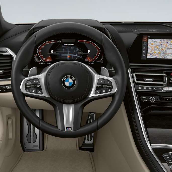BMW M850i xDrive, szary drawit metalizowany, kokpit z kierownicą skórzaną M. BMW M850i xDrive, szary drawit metalizowany, kokpit z kierownicą skórzaną M.