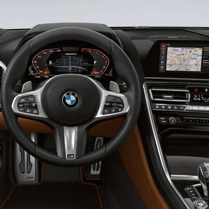 BMW M850i xDrive, biel mineralna metalizowana, kokpit z kierownicą skórzaną M. BMW M850i xDrive, biel mineralna metalizowana, kokpit z kierownicą skórzaną M.