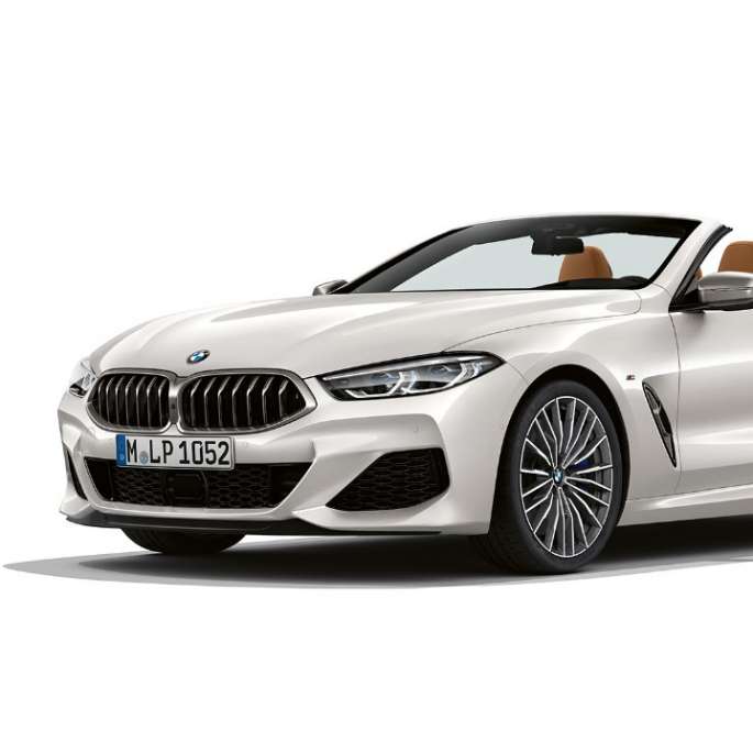 BMW M850i xDrive, biel mineralna metalizowana, listwa progowa. BMW M850i xDrive, biel mineralna metalizowana, listwa progowa.