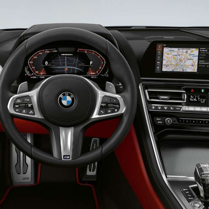 BMW M850i xDrive, czarny karbon metalizowany, kokpit z kierownicą skórzaną M. BMW M850i xDrive, czarny karbon metalizowany, kokpit z kierownicą skórzaną M.
