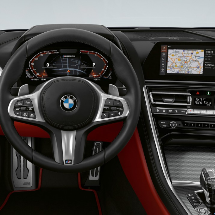 BMW M850i xDrive, czarny karbon metalizowany, kokpit z kierownicą skórzaną M. BMW M850i xDrive, czarny karbon metalizowany, kokpit z kierownicą skórzaną M.