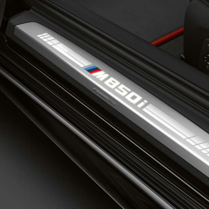 BMW M850i xDrive, czarny karbon metalizowany, rozszerzona tapicerka skórzana BMW Individual Merino w kolorze czerwieni Fiona i czarnym. BMW M850i xDrive, czarny karbon metalizowany, rozszerzona tapicerka skórzana BMW Individual Merino w kolorze czerwieni Fiona i czarnym.