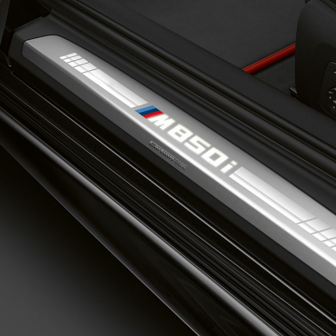 BMW M850i xDrive, czarny karbon metalizowany, rozszerzona tapicerka skórzana BMW Individual Merino w kolorze czerwieni Fiona i czarnym. BMW M850i xDrive, czarny karbon metalizowany, rozszerzona tapicerka skórzana BMW Individual Merino w kolorze czerwieni Fiona i czarnym.